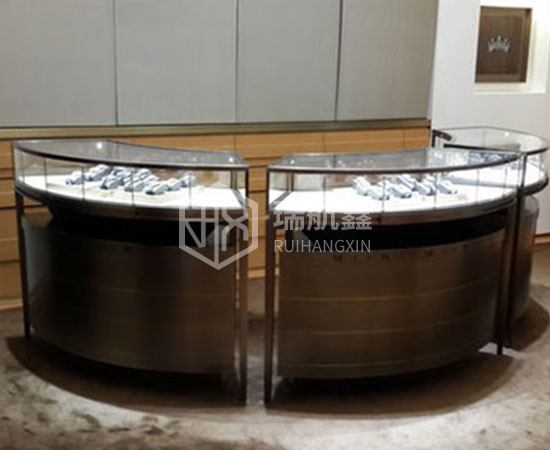 珠寶展柜定制時(shí)弧形珠寶展柜與直型珠寶展柜的區(qū)別分別是？